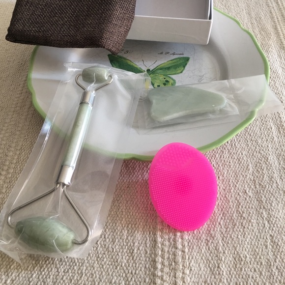 💫ANTI AGING💫 Jade Gua Sha dermal roller set - Picture 6 of 7